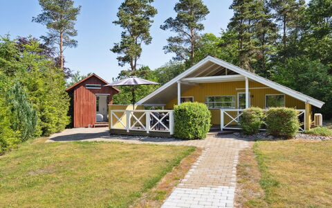 Hannelise - 30Km from the Sea: Haus, Dach, Hütte, Zuhause, Schatten, Estate, Garten, Gartenbauten, Landscaping, Veranda
