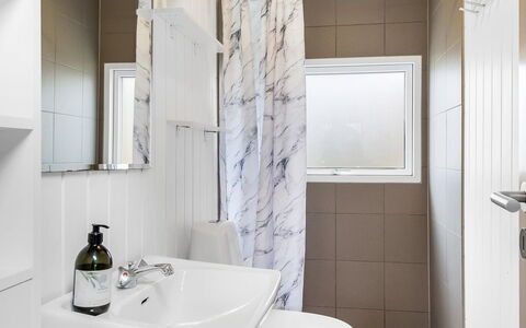 Hannelise - 30Km from the Sea: Interior Design, Armatur, Badezimmer, Wand, Flooring, Fussboden, Sinken, Toilette, Zapfhahn, Beleuchtung