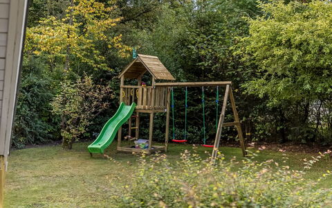Hannelise - 30Km from the Sea: Spielplatz Rutsche, Garten, Rutsche, Rasen, Hinterhof, Spielmittel, Garten, Schatten, Landscaping, Park