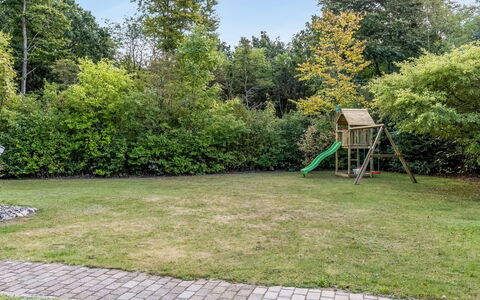 Hannelise - 30Km from the Sea: Gras, Strauch, Garten, Grundstueck, Rasen, Schatten, Landscaping, Hinterhof, Park