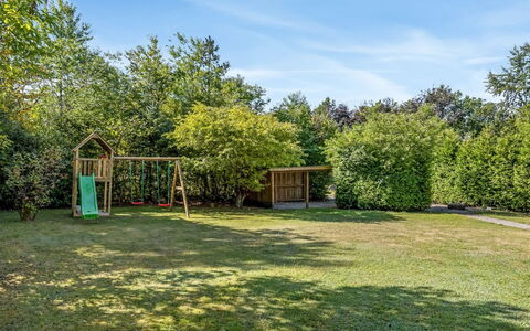 Hannelise - 30Km from the Sea: Gras, Strauch, Garten, Grundstueck, Rasen, Schatten, Hinterhof, Landscaping, Garten, Park