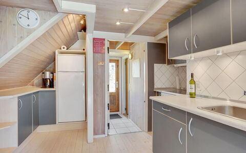 Ødke - 3.5Km from the Sea: Flooring, Holz, Interior Design, Decke, Küche, Fussboden, Countertop, Major Appliance, Zimmer, Beleuchtung