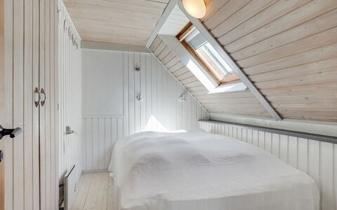 Ødke - 3.5Km from the Sea: Schlafzimmer, Bett, Wand, Flooring, Fussboden, Interior Design, Holz, Decke, Bedding, Bettdecke