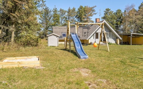 Ødke - 3.5Km from the Sea: Spielplatz Rutsche, Grundstueck, Garten, Rasen, Hinterhof, Hütte, Schatten, Garten, Rutsche, Gartenbauten