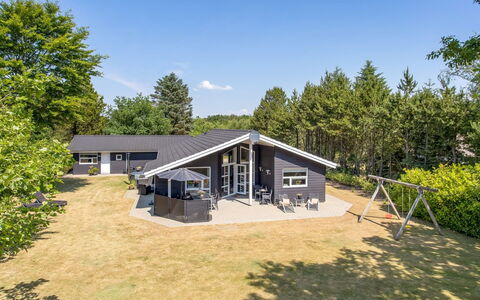Gylla - 12Km from the Sea: Möbel, Interior Design, Flooring, Holz, Fussboden, Decke, Holzboden, Stuhl, Tabelle, Beleuchtung