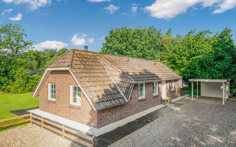 Prohor - 10.5Km from the Sea: Dach, Haus, Zuhause, Hütte, Tür, Abstellgleis, Deck, Veranda, Planke, Hartholz