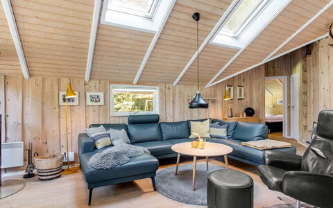 Anastaja - 12Km from the Sea: Möbel, Interior Design, Flooring, Holz, Fussboden, Decke, Holzboden, Stuhl, Tabelle, Beleuchtung
