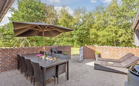 Friederk - 12Km from the Sea: Möbel, Gartenmöbel, Stuhl, Tabelle, Tisch Im Freien, Küche & Esszimmer Tisch, Strauch, Garten, Terrasse