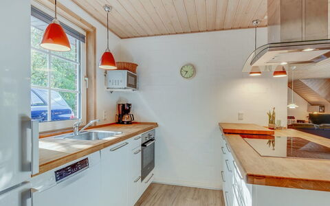 Friederk - 12Km from the Sea: Küche, Countertop, Flooring, Interior Design, Holz, Küchengerät, Decke, Cabinetry, Möbel, Fussboden