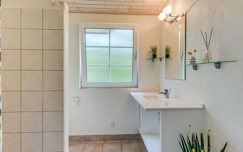 Friederk - 12Km from the Sea: Wand, Flooring, Interior Design, Armatur, Fussboden, Badezimmer, Decke, Beleuchtung, Installation, Zimmer