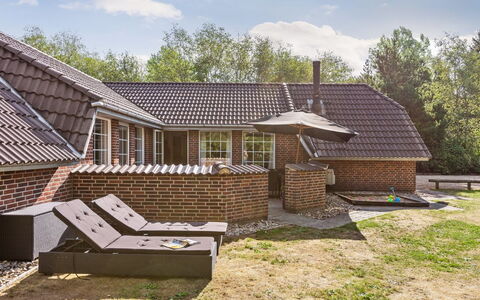 Friederk - 12Km from the Sea: Dach, Hütte, Garten, Hinterhof, Schatten, Garten, Rasen, Design, Backstein