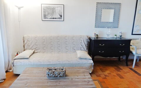 Cogolin 180: Möbel, Zimmer, Eigentum, Interior Design, Fussboden, Wohnzimmer, Tabelle, Schlafzimmer, Wand, Kaffetisch
