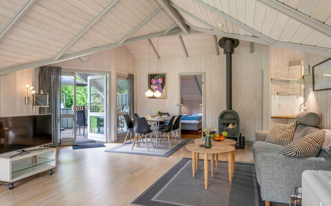 Torben - 10Km from the Sea: Holz, Interior Design, Decke, Flooring, Möbel, Fussboden, Wohnzimmer, Couch, Holzboden, Stuhl