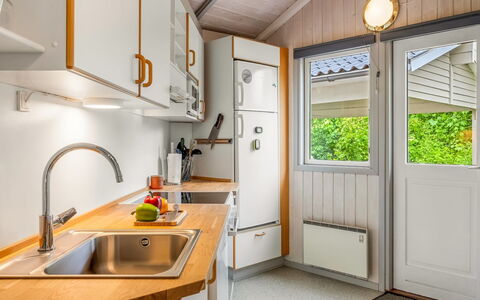 Torben - 10Km from the Sea: Holz, Armatur, Interior Design, Sinken, Installation, Zapfhahn, Küche, Countertop, Decke, Holzbeize