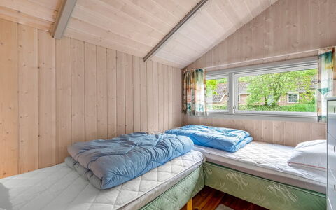 Torben - 10Km from the Sea: Holz, Schlafzimmer, Interior Design, Decke, Fussboden, Bett, Flooring, Zuhause, Möbel, Zimmer