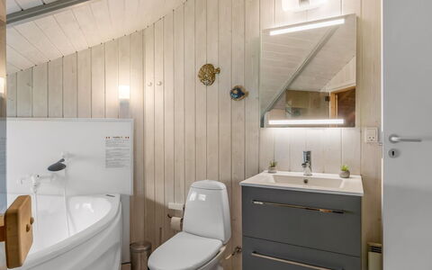 Torben - 10Km from the Sea: Flooring, Armatur, Interior Design, Sinken, Fussboden, Holz, Badezimmer, Bad Sink, Decke, Badezimmerschrank