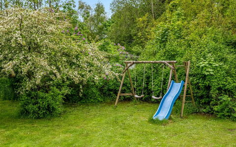Torben - 10Km from the Sea: Strauch, Garten, Ground, Rasen, Frühling, Schatten, Hinterhof, Wiese, Garten