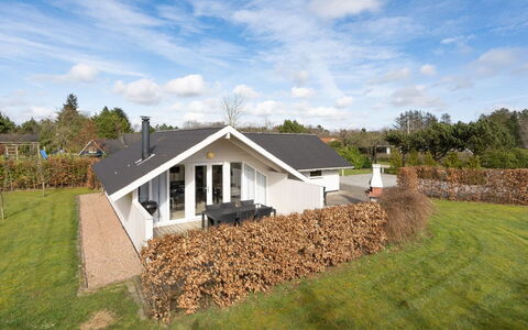 Edvardsine - 12Km from the Sea: Dach, Haus, Grundstueck, Zuhause, Hütte, Estate, Gartenbauten, Schatten, Blockhaus, Landscaping
