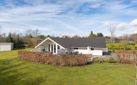 Edvardsine - 12Km from the Sea: Dach, Haus, Grundstueck, Zuhause, Hütte, Estate, Gartenbauten, Schatten, Blockhaus, Landscaping