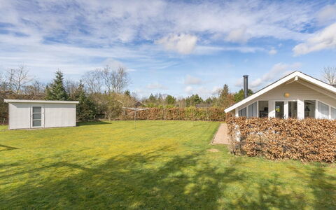 Edvardsine - 12Km from the Sea: Dach, Haus, Grundstueck, Zuhause, Hütte, Estate, Gartenbauten, Schatten, Blockhaus, Landscaping