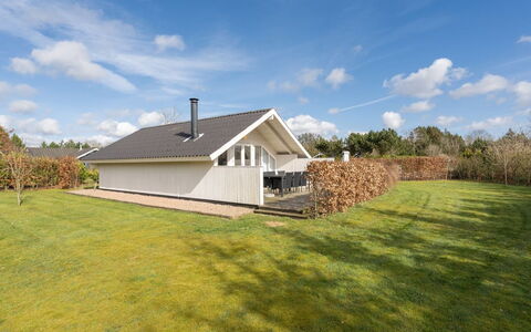 Edvardsine - 12Km from the Sea: Dach, Haus, Grundstueck, Zuhause, Hütte, Estate, Gartenbauten, Schatten, Blockhaus, Landscaping