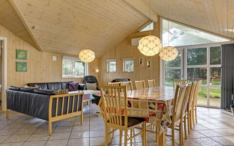 Tyki - 12Km from the Sea: Holz, Interior Design, Decke, Light Fixture, Flooring, Möbel, Fussboden, Zimmer, Zuhause, Wohnzimmer