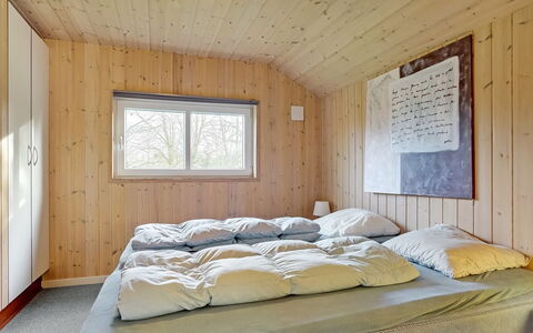 Tyki - 12Km from the Sea: Bett, Schlafzimmer, Bettdecke, Bedding, Holz, Interior Design, Decke, Zimmer, Fussboden, Bettrahmen