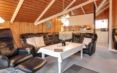 Sebiorn - 300M to the Fjord: Möbel, Holz, Decke, Interior Design, Zuhause, Beleuchtung, Couch, Fussboden, Light Fixture, Wohnzimmer