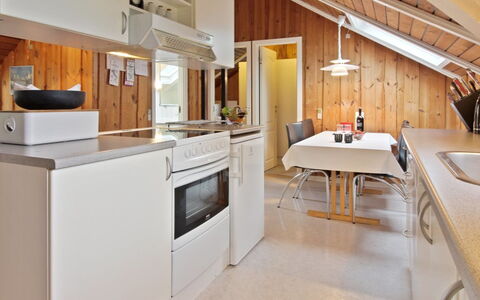 Sebiorn - 300M to the Fjord: Küche, Küchengerät, Countertop, Holz, Major Appliance, Interior Design, Decke, Flooring, Möbel, Cabinetry