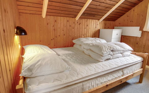 Sebiorn - 300M to the Fjord: Bett, Möbel, Schlafzimmer, Bettdecke, Holz, Fussboden, Bedding, Flooring, Interior Design, Linens