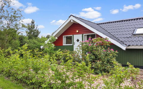 Sebiorn - 300M to the Fjord: Grün, Strauch, Hütte, Ground, Garten, Frühling, Rasen, Garten, Landscaping, Gartenbauten