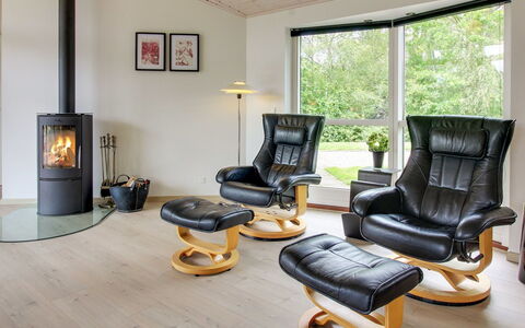 Jannic - 300M to the Fjord: Möbel, Flooring, Interior Design, Holzboden, Fussboden, Wohnzimmer, Zuhause, Stuhl, Laminatboden, Zimmer