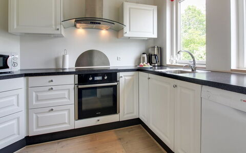 Jannic - 300M to the Fjord: Küche, Countertop, Interior Design, Flooring, Cabinetry, Holz, Küchengerät, Major Appliance, Fussboden, Zuhause
