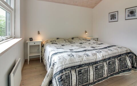 Jannic - 300M to the Fjord: Bett, Schlafzimmer, Interior Design, Fussboden, Bettdecke, Flooring, Holz, Decke, Bedding, Möbel