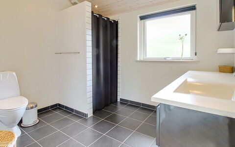 Jannic - 300M to the Fjord: Flooring, Armatur, Fussboden, Interior Design, Badezimmer, Decke, Installation, Zapfhahn, Verbundwerkstoff, Fliese