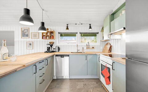 Ottilie - 350M to the Fjord: Küche, Countertop, Küchengerät, Interior Design, Major Appliance, Cabinetry, Holz, Möbel, Flooring, Decke