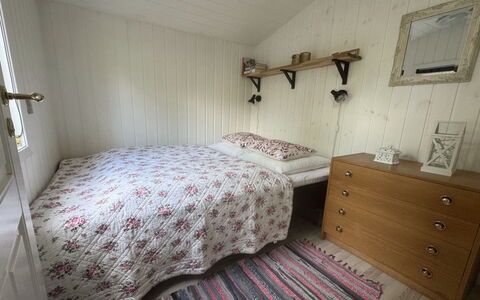 Ottilie - 350M to the Fjord: Bett, Schlafzimmer, Holz, Bettdecke, Fussboden, Flooring, Bedding, Interior Design, Möbel, Bettrahmen