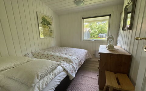 Ottilie - 350M to the Fjord: Holz, Schlafzimmer, Bett, Fussboden, Flooring, Bettdecke, Bedding, Möbel, Bettrahmen, Holzbeize