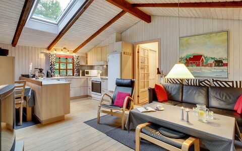 Gail - 400M to the Fjord: Möbel, Interior Design, Flooring, Holz, Fussboden, Decke, Holzboden, Stuhl, Tabelle, Beleuchtung
