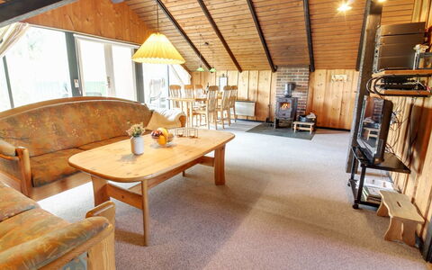 Ingwin - 250M to the Fjord: Möbel, Holz, Decke, Interior Design, Flooring, Beleuchtung, Light Fixture, Fussboden, Zimmer, Zuhause