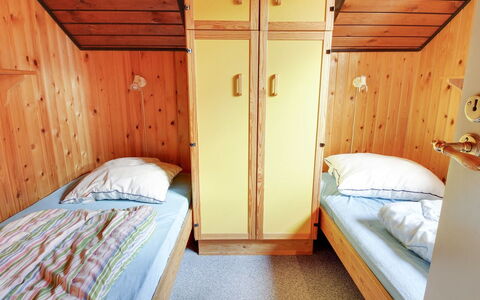 Ingwin - 250M to the Fjord: Bett, Holz, Etagenbett, Schlafzimmer, Flooring, Fussboden, Interior Design, Möbel, Zimmer, Decke