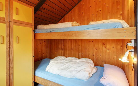 Ingwin - 250M to the Fjord: Holz, Decke, Schlafzimmer, Bett, Flooring, Fussboden, Holzbeize, Hartholz, Bettrahmen, Zimmer