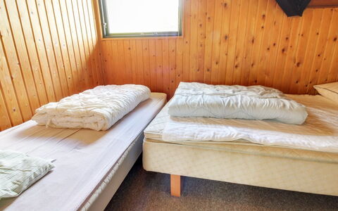 Ingwin - 250M to the Fjord: Bett, Schlafzimmer, Bettdecke, Bedding, Holz, Fussboden, Flooring, Bettrahmen, Linens, Interior Design