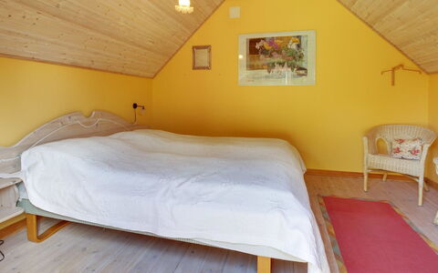 Ingwin - 250M to the Fjord: Schlafzimmer, Bett, Interior Design, Wand, Möbel, Flooring, Holz, Fussboden, Bettdecke, Gelb