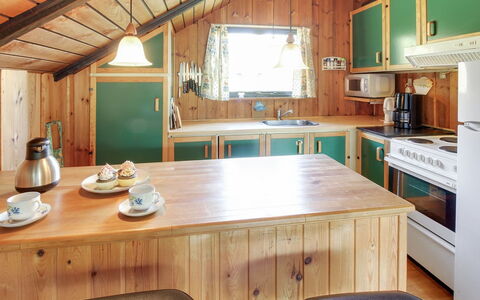 Ingwin - 250M to the Fjord: Holz, Küche, Interior Design, Decke, Countertop, Flooring, Möbel, Fussboden, Zimmer, Holzbeize