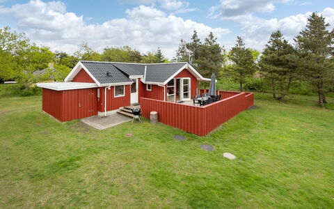 Halla - 200M to the Fjord: Möbel, Interior Design, Flooring, Holz, Fussboden, Decke, Holzboden, Stuhl, Tabelle, Beleuchtung