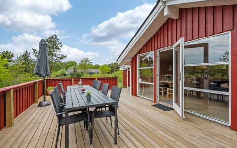 Halla - 200M to the Fjord: Möbel, Interior Design, Flooring, Holz, Fussboden, Decke, Holzboden, Stuhl, Tabelle, Beleuchtung
