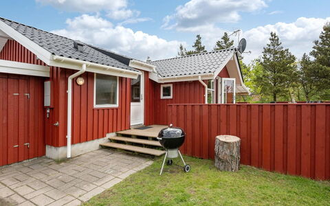 Halla - 200M to the Fjord: Möbel, Interior Design, Flooring, Holz, Fussboden, Decke, Holzboden, Stuhl, Tabelle, Beleuchtung