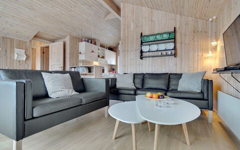 Halla - 200M to the Fjord: Möbel, Interior Design, Flooring, Holz, Fussboden, Decke, Holzboden, Stuhl, Tabelle, Beleuchtung