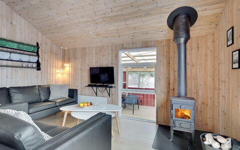 Halla - 200M to the Fjord: Möbel, Interior Design, Flooring, Holz, Fussboden, Decke, Holzboden, Stuhl, Tabelle, Beleuchtung